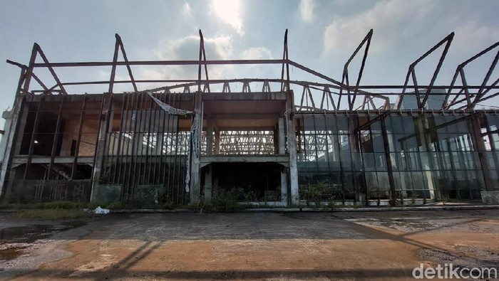Kondotel Royal Tulip digadang-gadang akan dijadikan sebagai bangunan termegah di Bandung Raya. Posisinya pun amat strategis, lantaran ada di depan Gerbang Tol Baros I dan II yang menghubungkan Kota Cimahi dengan daerah lainnya.
