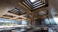 Dari basement penelusuran biasanya berlanjut ke lantai satu yang merupakan bagian lobby convention hall. Nampak sekali bangunan itu sudah tak terawat. Barang berserakan hingga kubah tak beratap.  