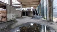 Usut punya usut pembangunan kondotel tersebut terhenti lantaran perusahaan pelaksana proyek tersebut dinyatakan pailit oleh pengadilan. Tak ada modal, pihak bank kemudian mengambil alih aset dan kini tengah melakukan lelang agar menemukan peminat yang tepat.  