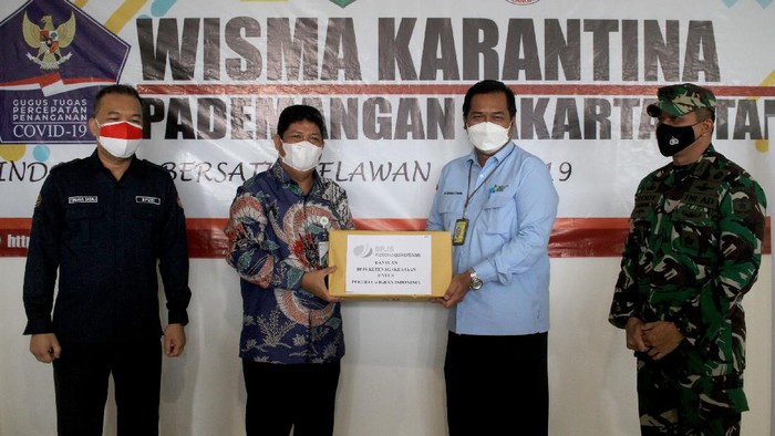 Bantuan untuk para petugas dan pekerja migran yang sedang menjalani isolasi di RSDC Wisma Atlet terus mengalir. Kali ini datang dari BPJamsostek yang turut mendukung pemerintah untuk mengakhiri pandemi.