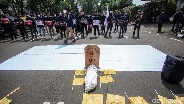 Bawa Batu Nisan dan Bendera Kuning, Mahasiswa Kritisi TKW KPK Tes wawasan kebangsaan (TWK) pegawai KPK terus mendapat sorotan. Kali ini sejumlah mahasiswa mendatangi gedung KPK mengkritik kebijakan TWK tersebut.