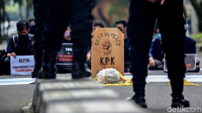 Bawa Batu Nisan dan Bendera Kuning, Mahasiswa Kritisi TWK KPK