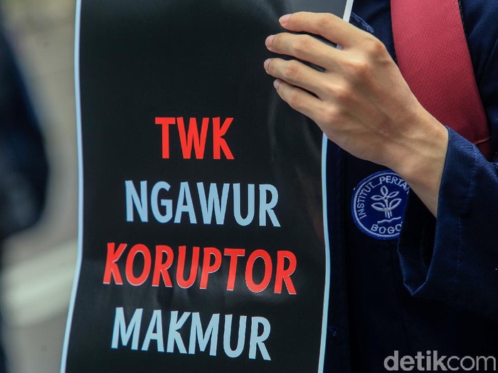 Tes wawasan kebangsaan (TWK) pegawai KPK terus mendapat sorotan. Kali ini sejumlah mahasiswa mendatangi gedung KPK mengkritik kebijakan TWK tersebut.