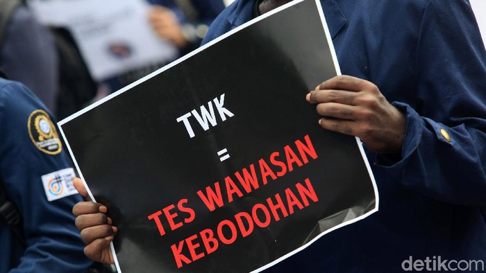 Tes wawasan kebangsaan (TWK) pegawai KPK terus mendapat sorotan. Kali ini sejumlah mahasiswa mendatangi gedung KPK mengkritik kebijakan TWK tersebut.