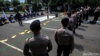 Barisan polisi menghadang massa yang akan berdemo ke gedung KPK.