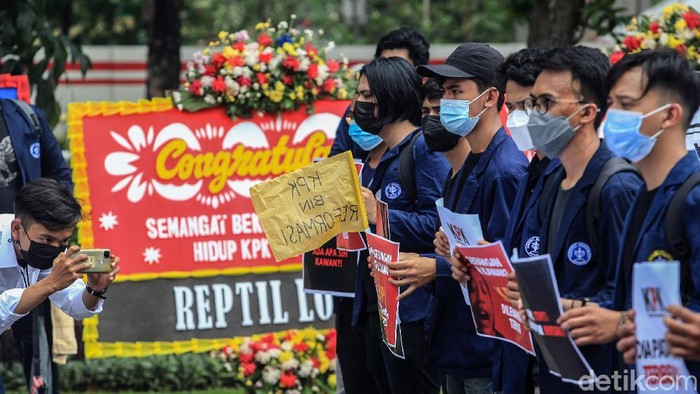 Bawa Batu Nisan dan Bendera Kuning, Mahasiswa Kritisi TKW KPK Tes wawasan kebangsaan (TWK) pegawai KPK terus mendapat sorotan. Kali ini sejumlah mahasiswa mendatangi gedung KPK mengkritik kebijakan TWK tersebut.