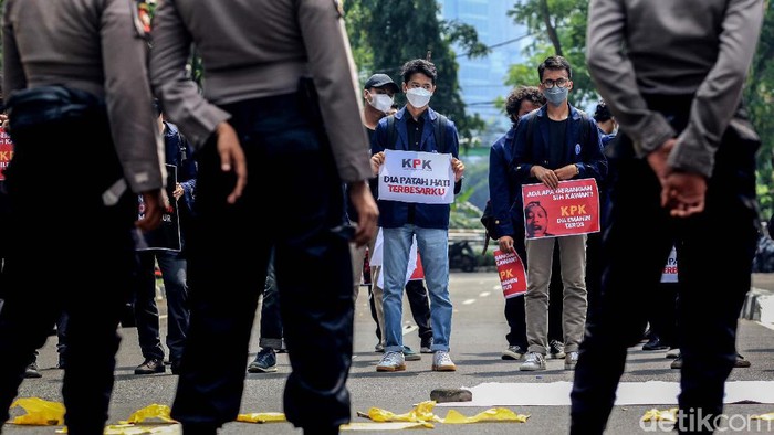Bawa Batu Nisan dan Bendera Kuning, Mahasiswa Kritisi TKW KPK Tes wawasan kebangsaan (TWK) pegawai KPK terus mendapat sorotan. Kali ini sejumlah mahasiswa mendatangi gedung KPK mengkritik kebijakan TWK tersebut.