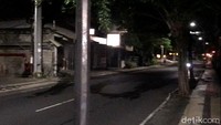 Tak ada lagi wisatawan dalam dan luar negeri lalu-lalang memadati jalanan membuat Bali di malam hari bak kota mati.