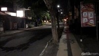 Banyak pusat ekonomi yang tampak mati. Bukan hanya mal besar, tapi juga toko dan ruko kecil sederhana tenggelam tak ada napas.