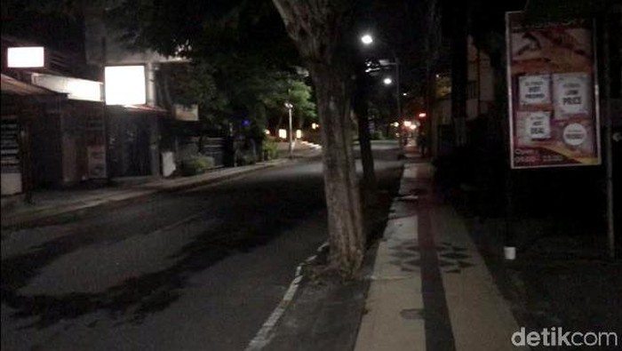 Begini Suasana Bali di Malam Hari Bak Kota Mati Ekonomi Bali turun signifikan usai dihantam pandemi. Kondisi itu tercermin jelas kala melihat pulau dewata di malam hari.