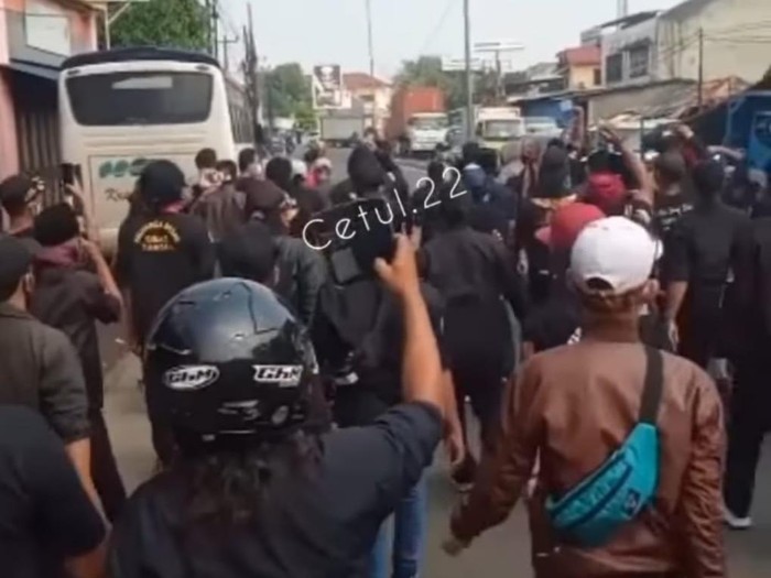 Bentrok ormas di Bekasi, Jawa Barat (tangkapan layar)