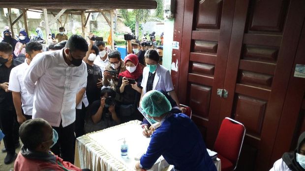 Wali Kota Medan Bobby Nasution mengecek kegiatan tes antigen warga di permukiman yang berdampingan dengan Lingkungan VII, Medan Johor, Rabu (2/6/2021).