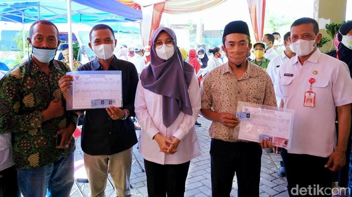 Bupati Banyuwangi Ipuk Fiestiandani tengah berkantor di Desa Singolatren, Kecamatan Singojuruh. Di sini, ia membereskan urusan dokumen kependudukan sejumlah penghayat kepercayaan.