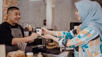 Nah, kalau yang satu ini adalah momen kala Citra Kirana membeli kopi di sebuah kafe. Ia tampak sumringah begitu menerima segelas kopi dari barista di sana. Foto: Instagram @citraciki