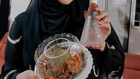 Nama Citra Kirana mencuat berkat dietnya yang berhasil menurunkan berat badannya hingga 22 kilogram. Ia mengatakan bahwa tidak menjalani diet ketat, melainkan menjalankan pola makan real food. Foto: Instagram @citraciki