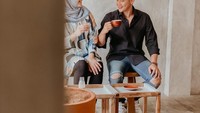 Ternyata ia juga mengajak sang suami Rezky Aditya saat ngopi. Mereka bahkan kompak berpose candid sambil memegang kopi pesanannya masing-masing. Foto: Instagram @citraciki