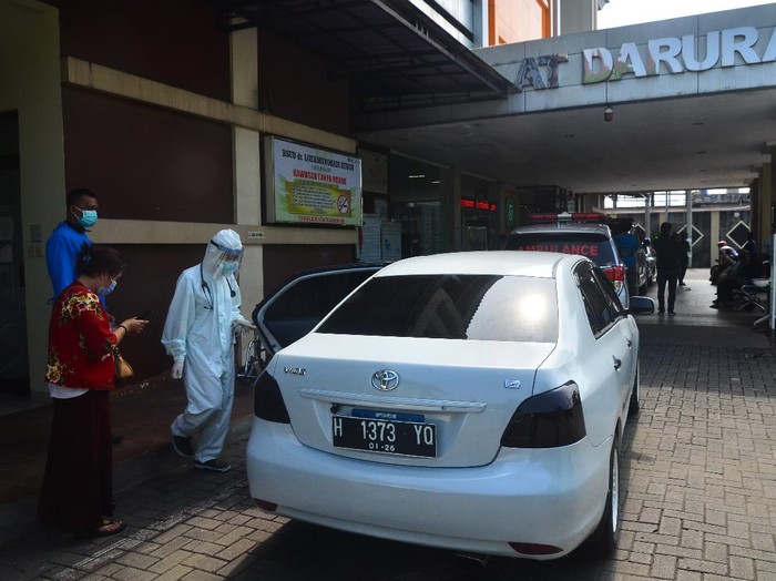 Kasus COVID-19 melonjak di Kudus, Jawa Tengah. Akibatnya, sejumlah pasien harus antre di rumah sakit untuk dapat masuk IGD RSUD Dr. Loekmono Hadi.