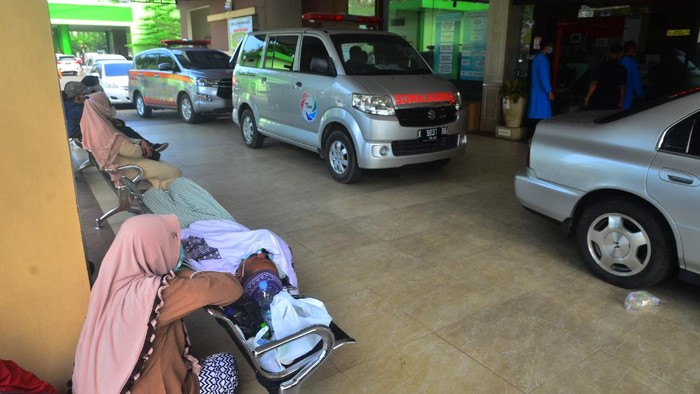 Corona Menggila di Kudus, Pasien Antre di RS untuk Masuk IGD Kasus COVID-19 melonjak di Kudus, Jawa Tengah. Akibatnya, sejumlah pasien harus antre di rumah sakit untuk dapat masuk IGD RSUD Dr. Loekmono Hadi.