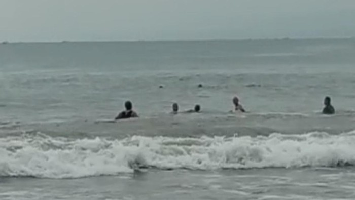 Detik-detik wisatawan tenggelam di Pantai Santolo di Garut.