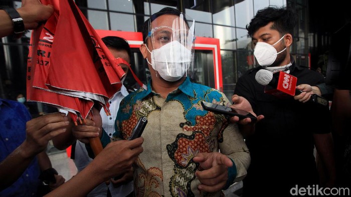 Plt Gubernur Sulawesi Selatan Andi Sudirman Sulaiman diperiksa KPK. Ia diperiksa sebagai saksi terkait kasus suap Nurdin Abdullah.