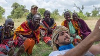 Pangeran Hamdan bin Mohammed Al Maktoum atau dikenal dengan Fazza membagikan selfienya di Instagram dengan Suku Masaai.