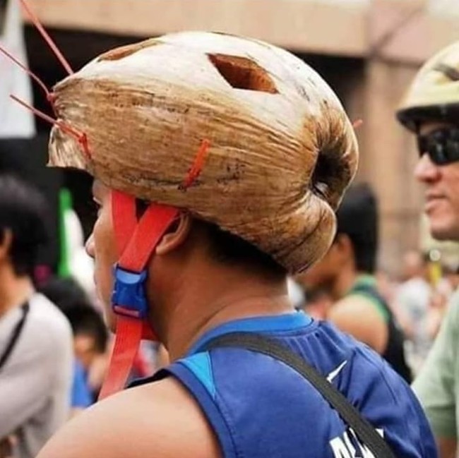 Nggak perlu beli helm mahal-mahal, batok kelapa pun bisa dijadikan sebagai pelindung kepala kayak gini. Ada yang pernah coba? Foto: Instagram/@memereceh.id