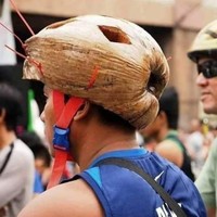 Nggak perlu beli helm mahal-mahal, batok kelapa pun bisa dijadikan sebagai pelindung kepala kayak gini. Ada yang pernah coba? Foto: Instagram/@memereceh.id
