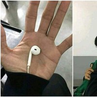 Pura-pura berpangku tangan, padahal lagi nutupin biar nggak ketahuan pakai headset di kelas. Ada-ada saja memang idenya. Foto: Instagram/@memereceh.id