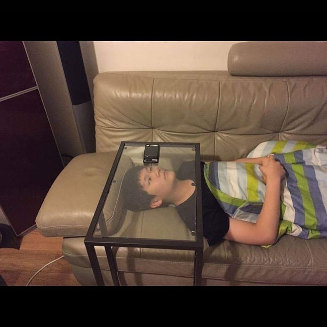 Kamu mungkin nggak akan terpikir kalau meja kaca bisa memiliki fungsi lain seperti ini. Bisa menjadi alternatif baru bagi para kaum rebahan nih.. Foto: Instagram/@memereceh.id