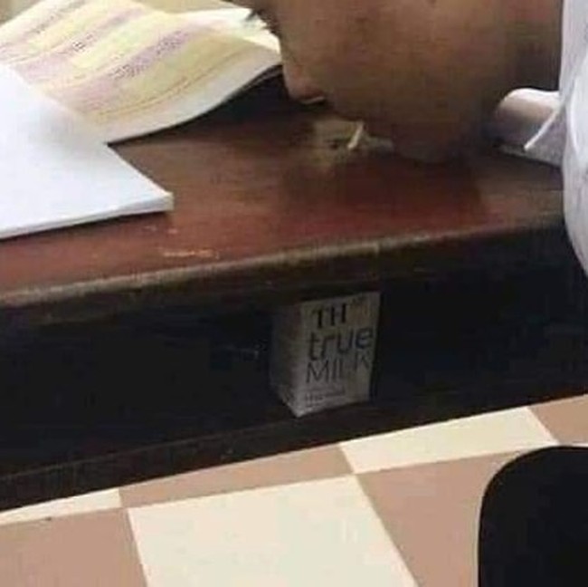 Ide cemerlang kalau lagi lapar mendadak di dalam kelas nih. Tapi kalau sampai ketahuan sih ya siap-siap deh auto kena omelan guru. Foto: Instagram/@wkwkland_real