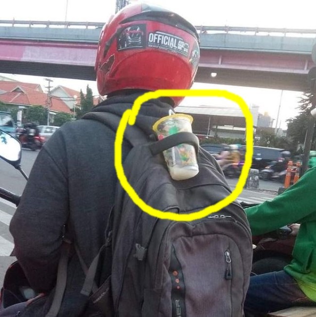 Selain jadi pegangan, ternyata tali tas yang satu ini juga memiliki fungsi lain. Kayak di dalam foto ini, bisa dijadikan tempat untuk meletakkan minuman. Foto: Instagram/@redaksiana