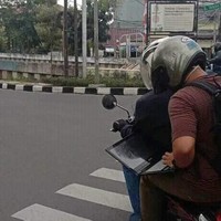 Kalau yang namanya sudah deadline, kerjainnya dimanapun jadi deh. Kayak yang satu ini nih, lagi di motor pun tetap buka laptop. Foto: Instagram/@shitvoss