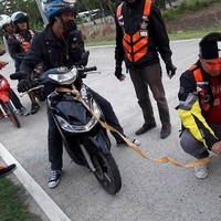 Saat motornya jalan dijamin bukannya menyelesaikan masalah, malah menambah masalah baru. Aneh-aneh saja nih idenya, masa talinya dikaitkan ke ban motor. Foto: Instagram/@sukijan.id