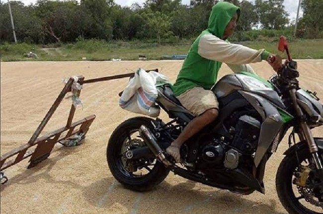 Berkat kemajuan teknologi, jemur padi pun sudah nggak perlu repot-repot pakai tenaga manual lagi. Jadi bisa lebih hemat tenaga kan kalau gini.. Foto: Instagram/@sukijan.id