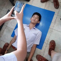 Life hack biar fotonya jadi lebih mudah. Kalau begini kan backgroundnya jadi nggak perlu ditempel-tempel lagi. Foto: 1cak.com