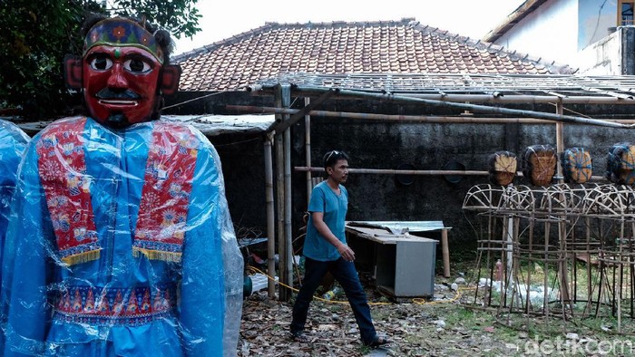 Geliat Perajin Ondel-ondel di Kampung Betawi Setu Babakan Ondel-ondel dikenal sebagai ikon Kota Jakarta. Tak heran, miniatur ondel-ondel kerap dijadikan buah tangan saat kunjungi Ibu Kota. Seperti apa pembuatannya?