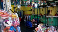 Harga ondel-ondel itu pun bervariasi, mulai dari Rp 25 ribu untuk yang ukuran mini hingga Rp 7 juta yang untuk ukuran besar.