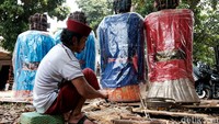 Para perajin ini membuat kerangka ondel-ondel yang terbuat dari bambu.  