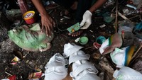 Sementara topeng ondel-ondel dibuat dengan bahan dasar resin yang kemudian dicetak, didempul, dan dicat dengan beragam warna sesuai kebutuhan.