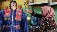 Pandemi COVID-19 yang melanda Indonesia turut berdampak pada perajin ondel-ondel di Kampung Betawi Setu Babakan. Pemilik usaha bernama Asril mengatakan, pesanan di tempatnya masih sepi menjelang peringatan HUT DKI Jakarta akibat pandemi.