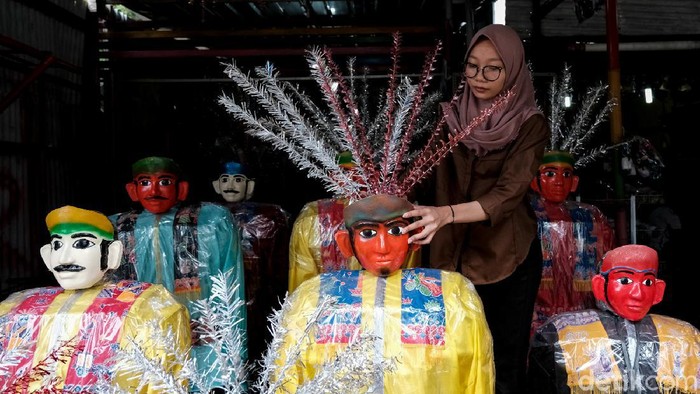 Geliat Perajin Ondel-ondel di Kampung Betawi Setu Babakan Ondel-ondel dikenal sebagai ikon Kota Jakarta. Tak heran, miniatur ondel-ondel kerap dijadikan buah tangan saat kunjungi Ibu Kota. Seperti apa pembuatannya?