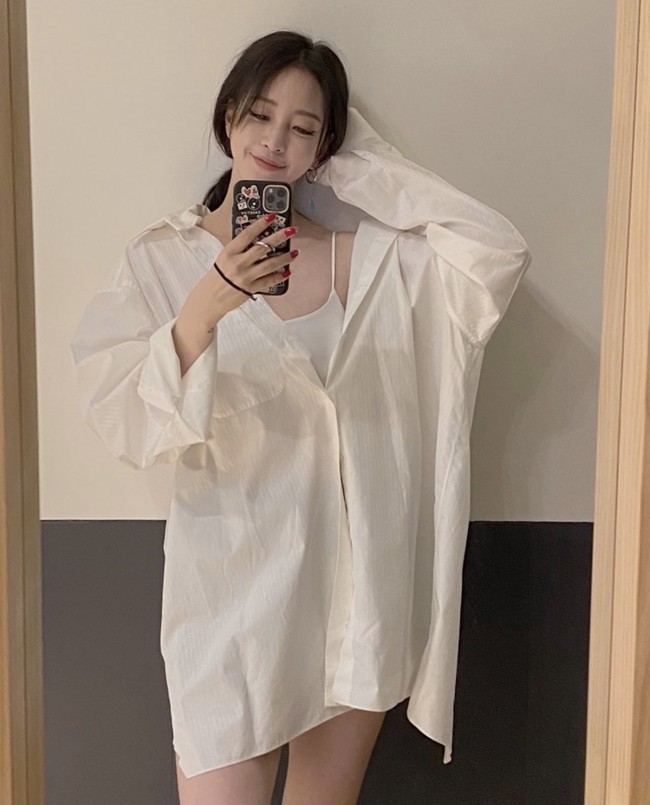 Han Ye Seul belum lama mengungkap sosok pacarnya lewat postingan Instagram. Bintang drama Korea Birth of Beauty itu mengunggah foto keduanya makan di restoran dengan caption, “Kenalkan (ini) pacarku.” Foto: dok. Instagram han_ye_seul_