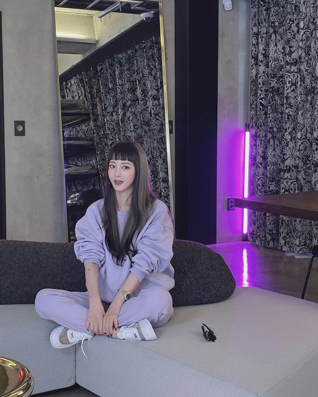 “Han Ye Seul mencoba mendebutkan pacarnya sebagai aktor. Dalam prosesnya, terjadi perselisihan dengan agensi. Ia tak keberatan membersihkan identitasnya (Ryu Sung Jae),” ungkap sumber lain kepada Dispatch. Foto: dok. Instagram han_ye_seul_