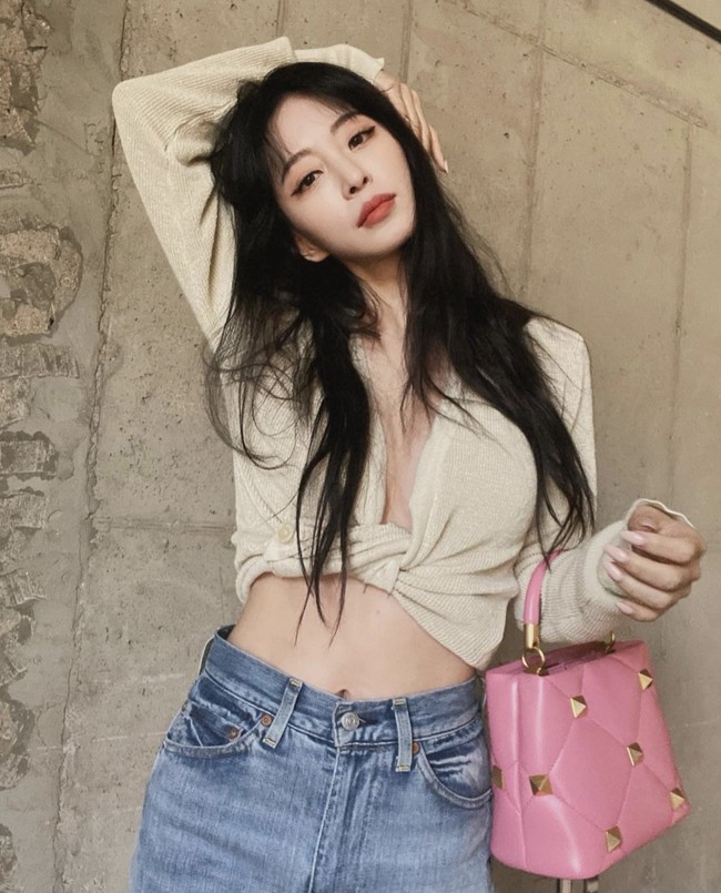 Setelah mengungkap sosok pacarnya, beredar pula rumor yang menyebut Ryu Sung Jae pernah menjadi cowok panggilan. Namun, Han Ye Seul membela sang pacar. Ia menyebut pekerjaan itu sebagai karya fiksi. Foto: dok. Instagram han_ye_seul_