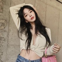 Setelah mengungkap sosok pacarnya, beredar pula rumor yang menyebut Ryu Sung Jae pernah menjadi cowok panggilan. Namun, Han Ye Seul membela sang pacar. Ia menyebut pekerjaan itu sebagai karya fiksi. Foto: dok. Instagram han_ye_seul_