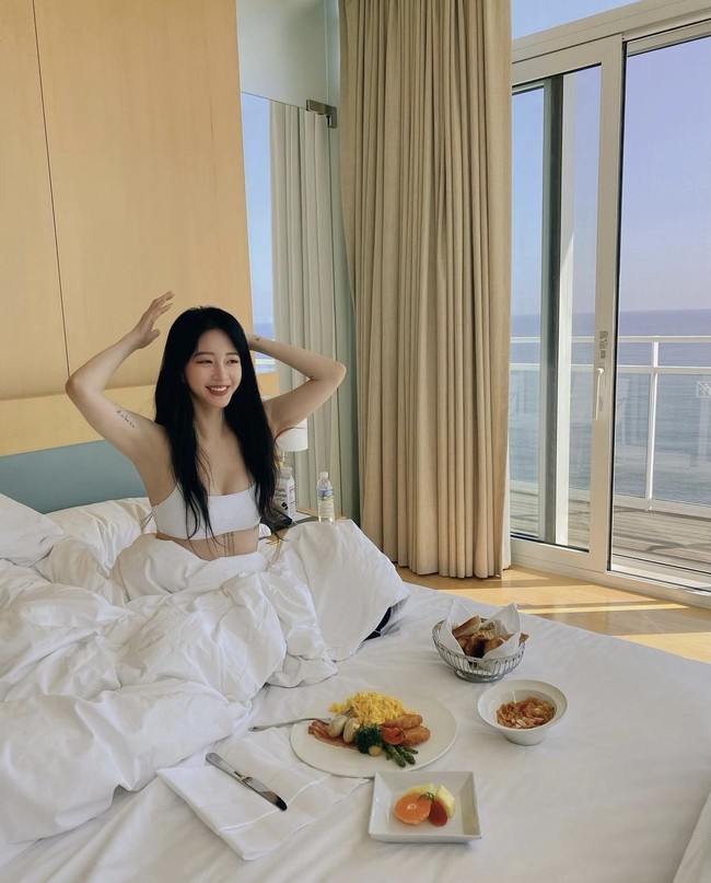 Seorang sumber lain mengungkap bahwa Ryu Sung Jae mendapat dukungan finansial dari wanita yang telah menikah maupun bercerai. Namun, ia berhenti bekerja di tempat itu setelah berpacaran dengan Han Ye Seul. Foto: dok. Instagram han_ye_seul_