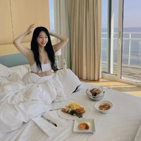 Seorang sumber lain mengungkap bahwa Ryu Sung Jae mendapat dukungan finansial dari wanita yang telah menikah maupun bercerai. Namun, ia berhenti bekerja di tempat itu setelah berpacaran dengan Han Ye Seul. Foto: dok. Instagram han_ye_seul_