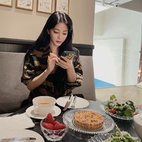 Postingan Han Ye Seul pada Kamis (13/5/2021) lalu sontak menjadi perbincangan di antara penggemar. Mereka ramai-ramai memberikan ucapan selamat pada aktris berumur 39 tahun itu, dan memuji visual pacarnya. Foto: dok. Instagram han_ye_seul_