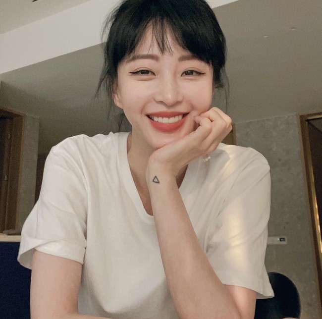 Hingga saat ini, Han Ye Seul maupun agensinya High Entertainment belum angkat bicara terkait kontroversi kekasihnya. Namun, Ryu Sung Jae memilih untuk mengunci akun Instagram-nya menyusul laporan Dispatch. Foto: dok. Instagram han_ye_seul_