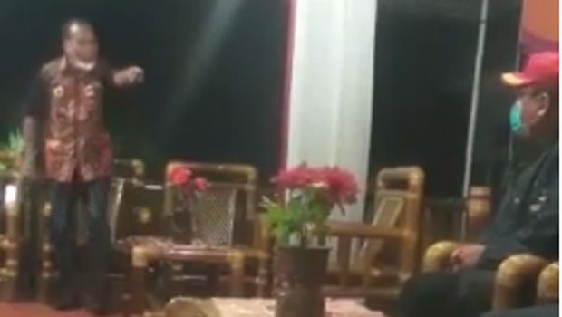 Media sosial dihebohkan dengan aksi marah-marah Bupati Alor, Nusa Tenggara Timur (NTT) Amon Djobo kepada staf Kementerian Sosial (Kemensos). Kemarahan Amon Djobo terkait bansos Program Keluarga Harapan (PKH). Bupati usungan PDIP itu pun singgung menteri bolot.